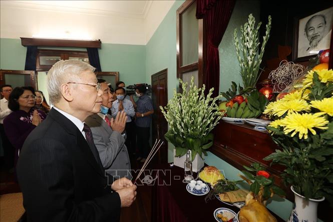 Top leader pays respect to late President Ho Chi Minh