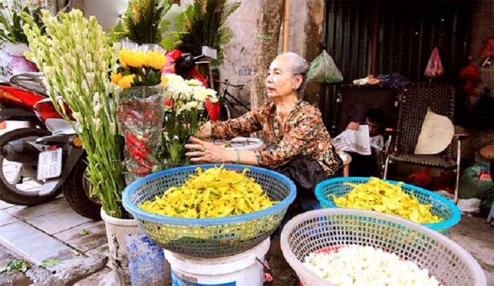 Cụ bà phố cổ Hà Nội và 70 năm gắn bó với nghề hoa lễ
