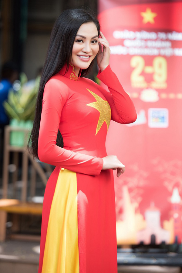 Tà áo dài là trang phục truyền thống của phụ nữ Việt Nam và đang ngày càng được ưa chuộng. Không chỉ mang nét đẹp quyến rũ, tà áo dài còn phản ánh sự tự hào về truyền thống văn hóa của dân tộc. Ảnh tà áo dài sẽ giúp ta cảm nhận được vẻ đẹp tinh tế, nụ cười tươi tắn của người phụ nữ Việt Nam.