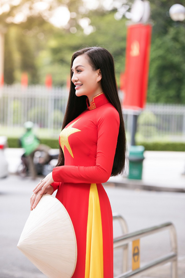 Tà áo dài cờ đỏ sao vàng là trang phục đẹp và sang trọng cho doanh nhân Việt Nam. Năm 2024, những doanh nhân thành đạt vẫn ưa chuộng tà áo dài cờ đỏ sao vàng để thể hiện vẻ lịch lãm và tự hào về nền văn hóa đáng trân trọng của Việt Nam. Hình ảnh của tà áo dài cờ đỏ sao vàng sẽ khiến bạn cảm thấy mình đang đứng trên sân khấu quốc tế với sự tỏa sáng của văn hóa Việt Nam.