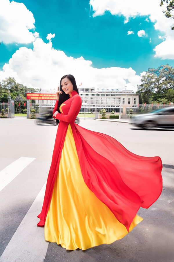 Tà áo dài: Trong năm 2024, tà áo dài vẫn là trang phục truyền thống đầy quyến rũ và cổ điển của quốc gia Việt Nam. Những thiết kế tà áo dài được tỉ mỉ chăm chút để phù hợp với xu hướng thời trang hiện đại, giúp người phụ nữ Việt Nam thêm tự tin và quyến rũ hơn bao giờ hết. Hãy thưởng thức những bức ảnh tràn ngập sắc màu tà áo dài đẹp đẽ trong năm 2024 này.