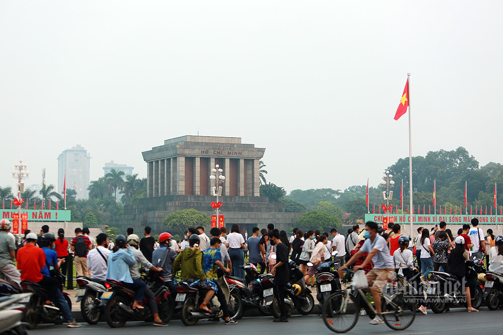 Nếu bạn đam mê sưu tập cờ và muốn tìm kiếm những mẫu cờ độc đáo, hãy đến tại các gian hàng bán cờ tại triển lãm triển lãm văn hóa năm