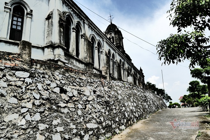 The story is not about a 100-year-old church located on a tortoise-shaped cliff