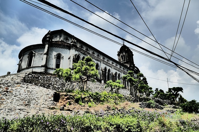 Chuyện chưa kể về nhà thờ hơn 100 tuổi nằm trên mỏm núi hình con rùa