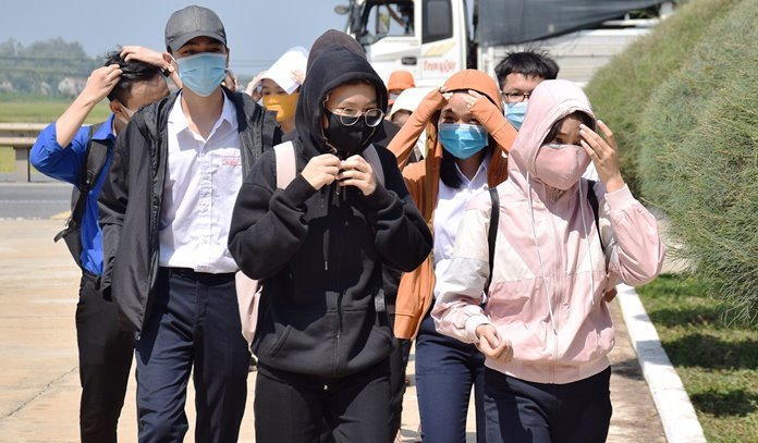 Hơn 20.000 thí sinh Quảng Nam, Đà Nẵng đội nắng đến làm thủ tục dự thi tốt nghiệp