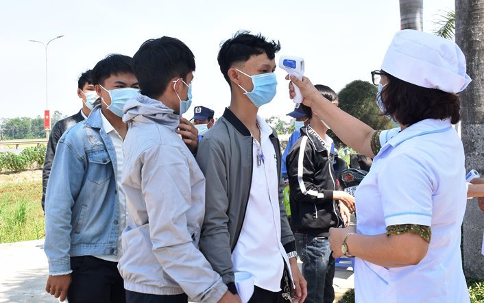 Hơn 20.000 thí sinh Quảng Nam, Đà Nẵng đội nắng đến làm thủ tục dự thi tốt nghiệp