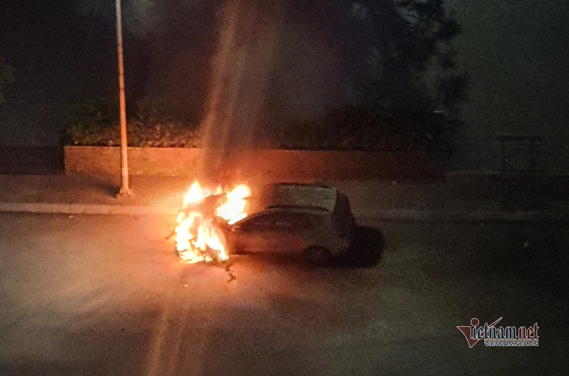 Hà Nội: Xe đậu trong khu chung cư phát nổ rồi bốc cháy dữ dội