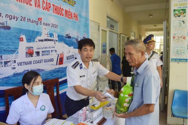 Cảnh sát biển khám bệnh cho đồng bào công giáo huyện Lộc Hà