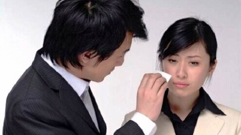 Phụ nữ Nhật trả tiền để được khóc nức nở với trai đẹp
