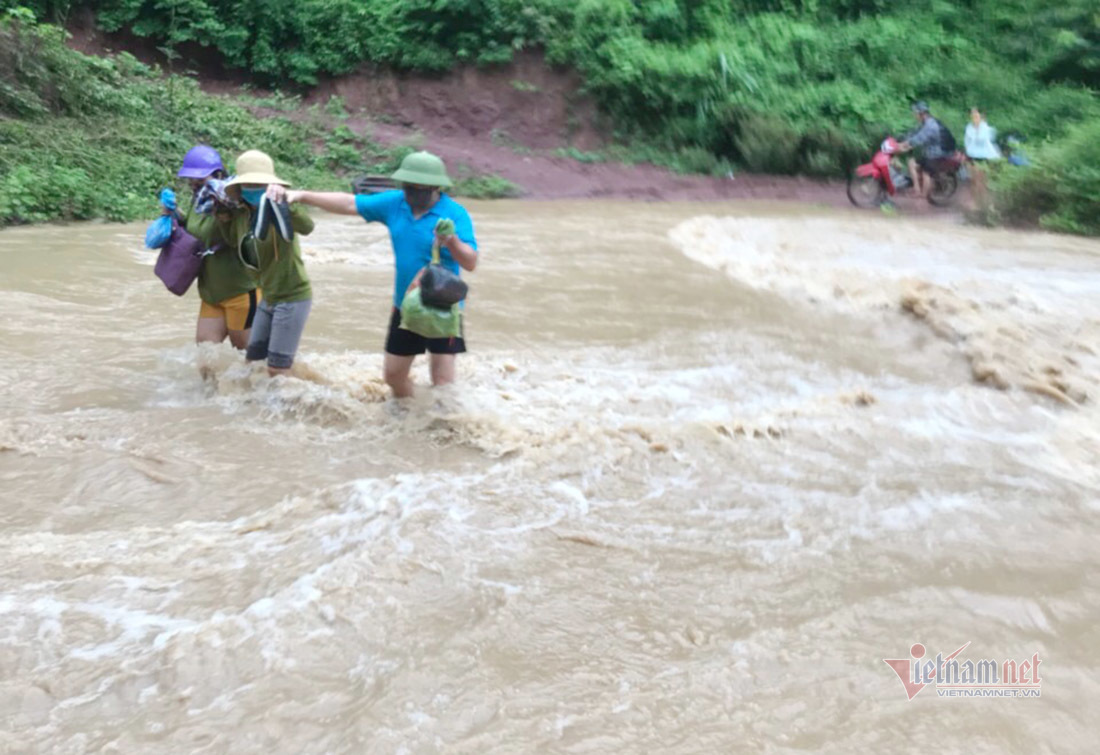 Băng rừng, vượt suối mang con chữ cho học trò nơi miền Tây xứ Nghệ