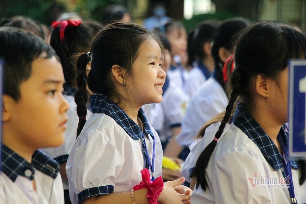 Mẹ phát khóc vì không mua nổi SGK cho con