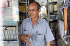 Ông lão mở tiệm sách '3 không' bên con đường đắt đỏ bậc nhất Sài Gòn