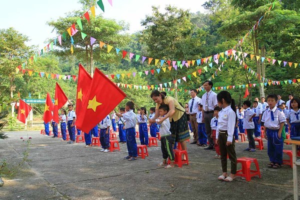 Cô giáo đi gần 2 tiếng đến lễ khai giảng nơi biên giới Việt - Lào