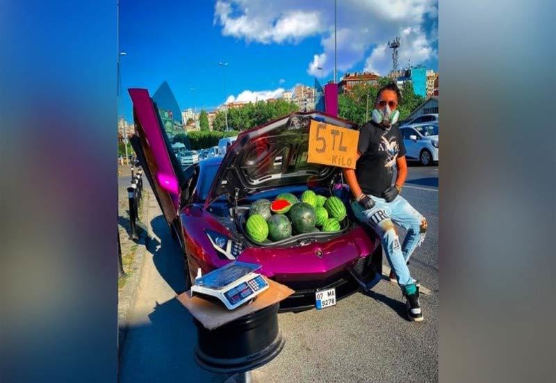 Bị phạt vì bán dạo dưa hấu trên siêu xe Lamborghini