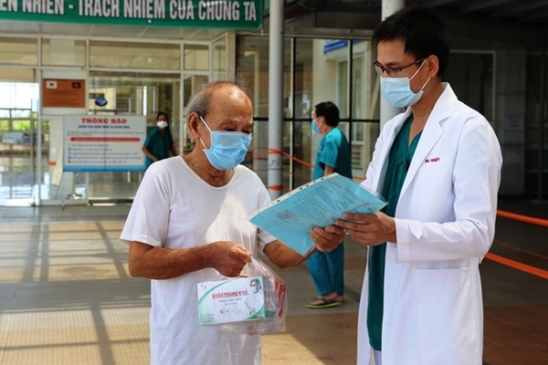 Bệnh nhân 90 tuổi mắc Covid-19 hồi phục thần kỳ, xuất viện về nhà