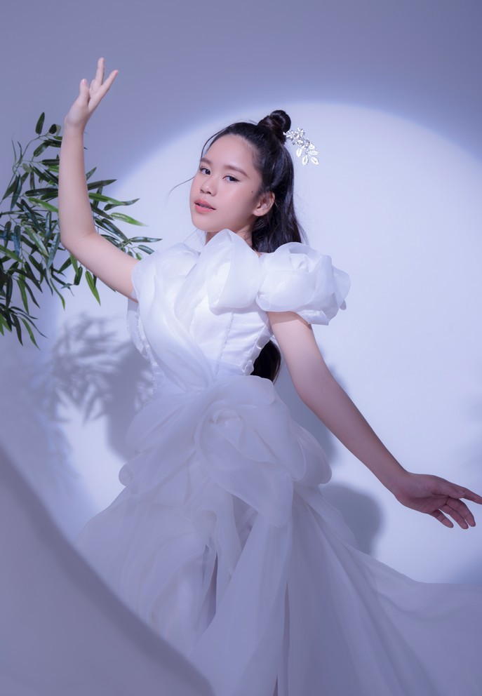 Hoa hậu nhí Bella Vũ khoe sắc trong bộ ảnh đón Trung thu