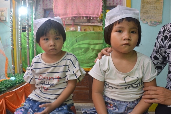Mẹ bỏ đi, cha tâm thần chết đuối, hai chị em bơ vơ không nơi nương tựa