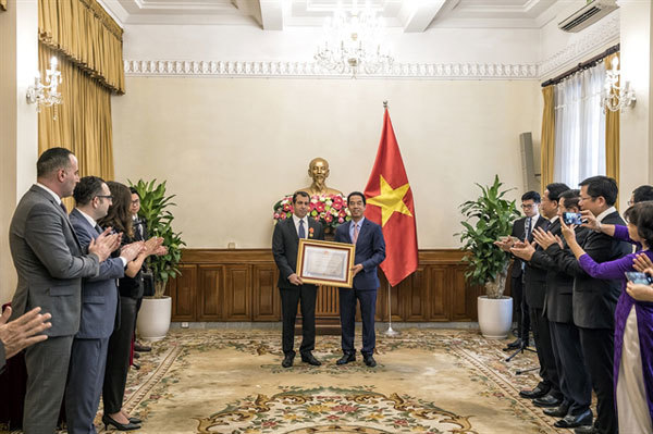 Azerbaijan ambassador receives Friendship order from Vietnamese President