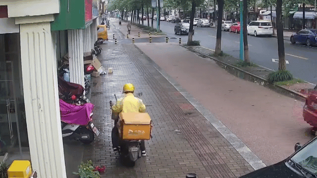 Nữ tài xế 'nhỡ' chân ga tông văng shipper vì đi giày cao gót