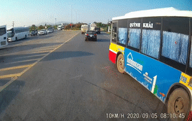 Ô tô thản nhiên tạt đầu, quay xe trên cao tốc Hà Nội – Bắc Giang