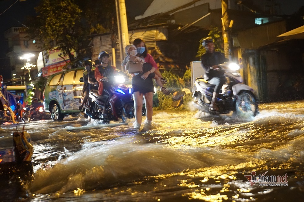 Heavy rains from late to night, Saigon flooded everywhere