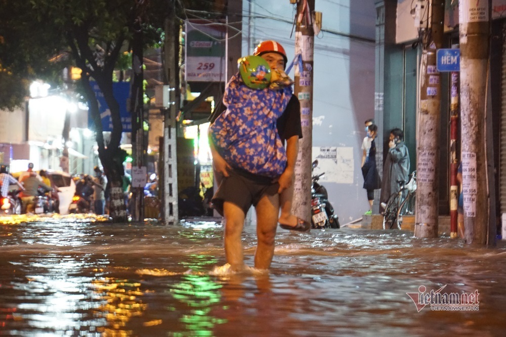 Heavy rains from late to night, Saigon flooded everywhere