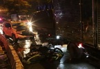 Ô tô 7 chỗ tông loạt phương tiện dừng đèn đỏ ở Sài Gòn