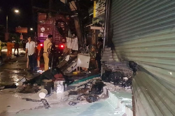 Container tông loạt ô tô, xe máy, lao lên 