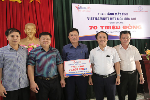 Báo VietNamNet tặng máy tính và máy in cho trường miền núi sau sáp nhập