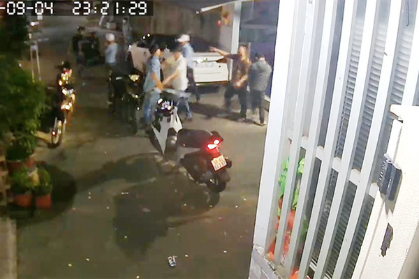 Chục giang hồ xông vào nhà chém người ở Sài Gòn