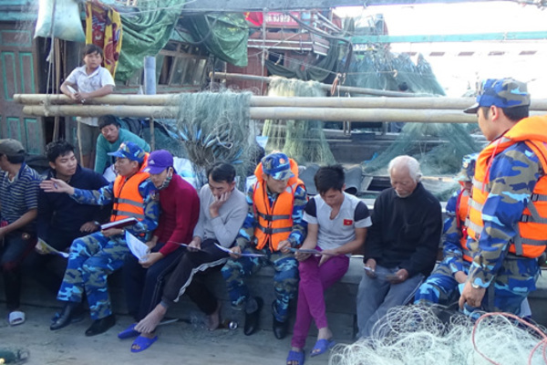 Bộ tư lệnh CSB phối hợp tuần tra, tuyên truyền pháp luật cho ngư dân khu vực vùng biển Vịnh Bắc Bộ