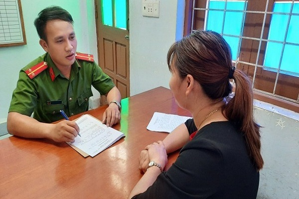 Giận chồng, vợ giấu tiền vàng ở vườn hàng xóm rồi báo trộm