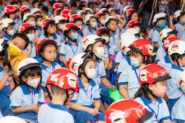 Gần 6 triệu học sinh lớp Một nhận mũ bảo hiểm HVN