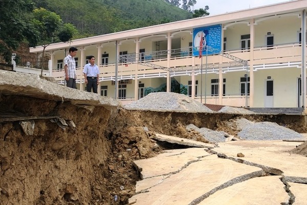 Trường học bị sạt lở, 140 học sinh huyện miền núi sát biên giới phải đi học nhờ