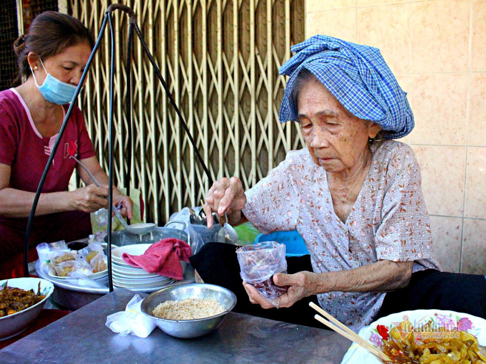 Gánh cháo đậu 50 năm gây thương nhớ ở Sài Gòn