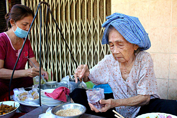 84-year-old woman has sold soup on Saigon’s pavement for 50 years