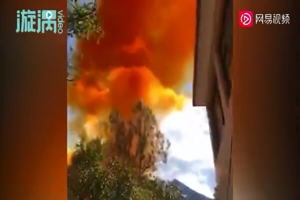 Video tên lửa đẩy vệ tinh Trung Quốc rơi xuống thôn, dân làng hoảng hốt