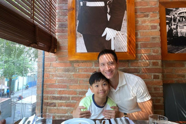 Tình cảm đáng ngưỡng mộ Kim Lý dành cho con riêng Hà Hồ