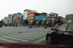 Nữ tài xế đâm học sinh đi xe máy đang dừng đèn đỏ tại Hà Nội