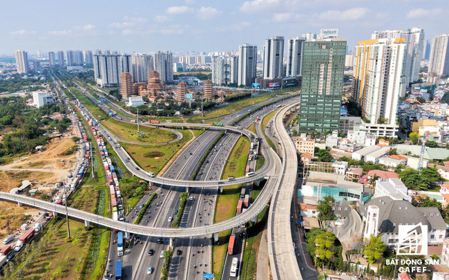 Real estate firms offer sky-high profit rates to attract investors