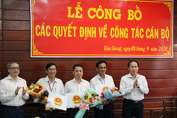 Trao quyết định ông Lã Hoàng Trung làm Giám đốc Sở TT&TT Hậu Giang