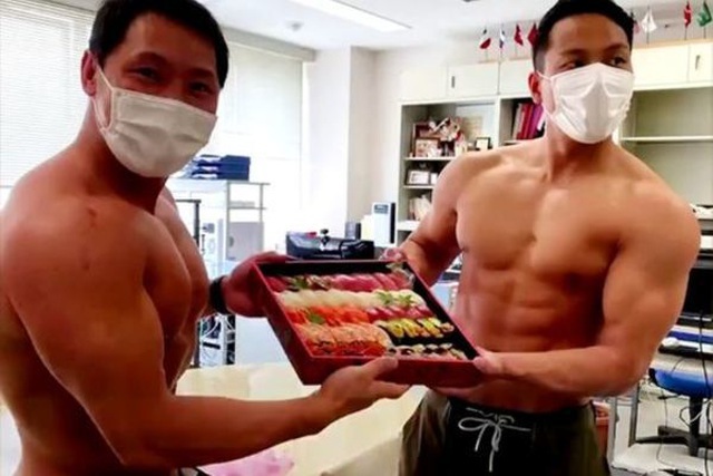 Hút khách thời Covid-19: Thuê shipper '6 múi' giao hàng tận cửa