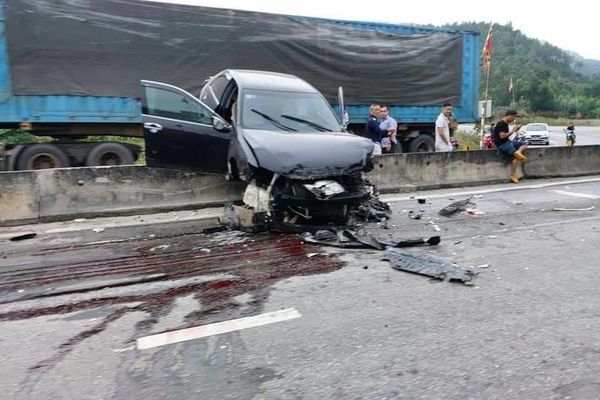 Tránh đàn bò, ô tô Camry tông văng 5 khối bê tông dải phân cách