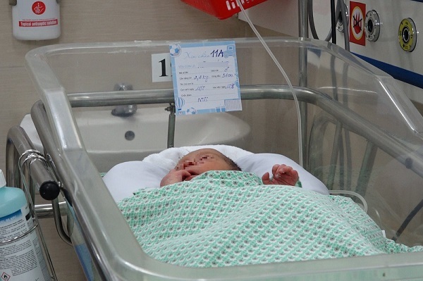 Bé sơ sinh bị bỏ rơi ở khe tường xuất viện