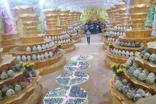 Người dân bật khóc khi tìm được tro cốt người thân thất lạc tại chùa Kỳ Quang 2