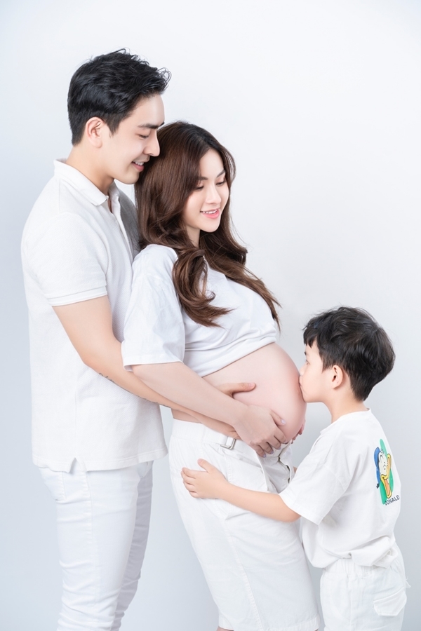 Thu Thủy hạnh phúc bên chồng trẻ và con trai