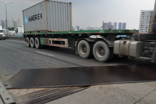 Cận cảnh hình ảnh khe co giãn bị hư ở cầu nghìn tỷ Phú Mỹ