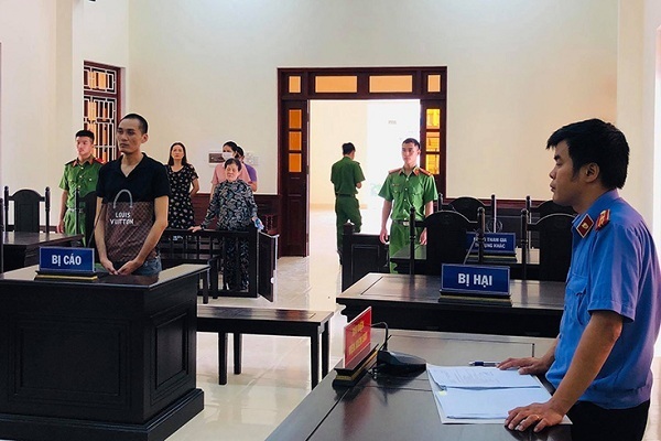 Phạt tù kẻ lẻn vào nhà vệ sinh trường học dâm ô học sinh lớp 5
