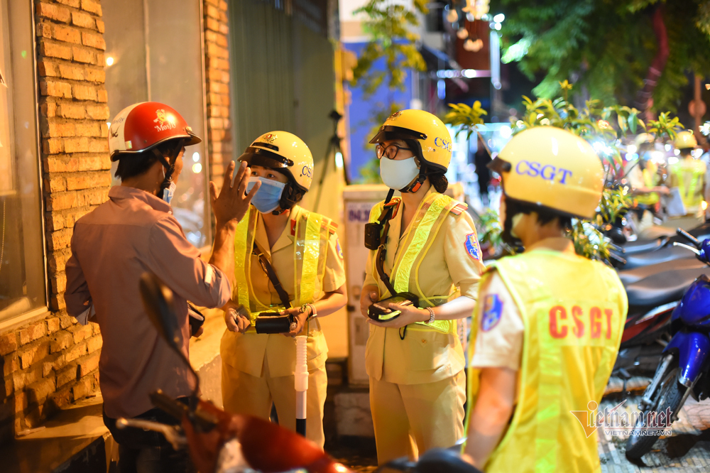 Nữ CSGT đo nồng độ cồn, nam thanh niên 'Anh say rồi, em lấy xe luôn đi'