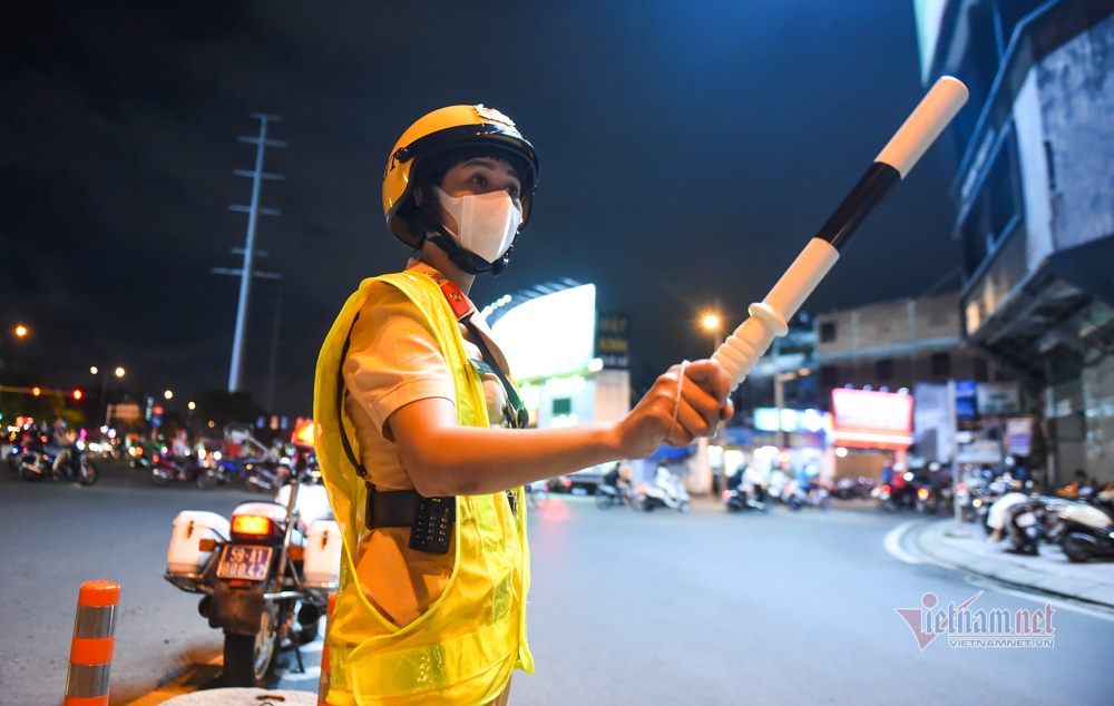 Nữ CSGT đo nồng độ cồn, nam thanh niên 'Anh say rồi, em lấy xe luôn đi'